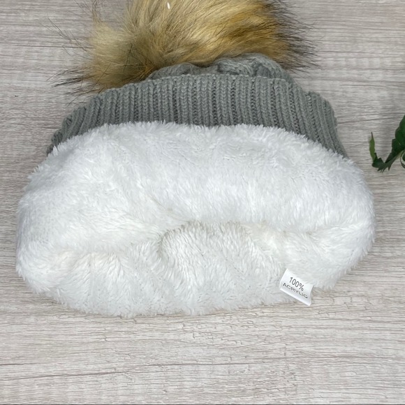 Gray Fleece Lined Pom Pom Beanie NWOT - Picture 3 of 4